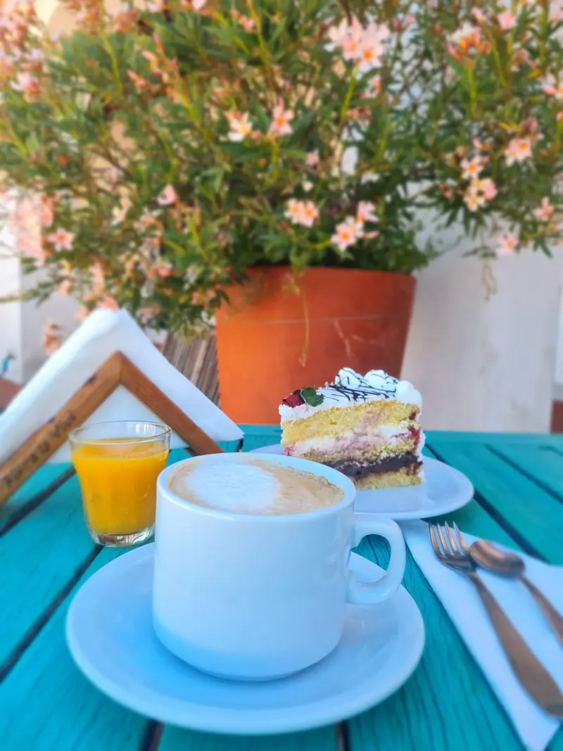 Café con torta casera en la galería de la casa de té