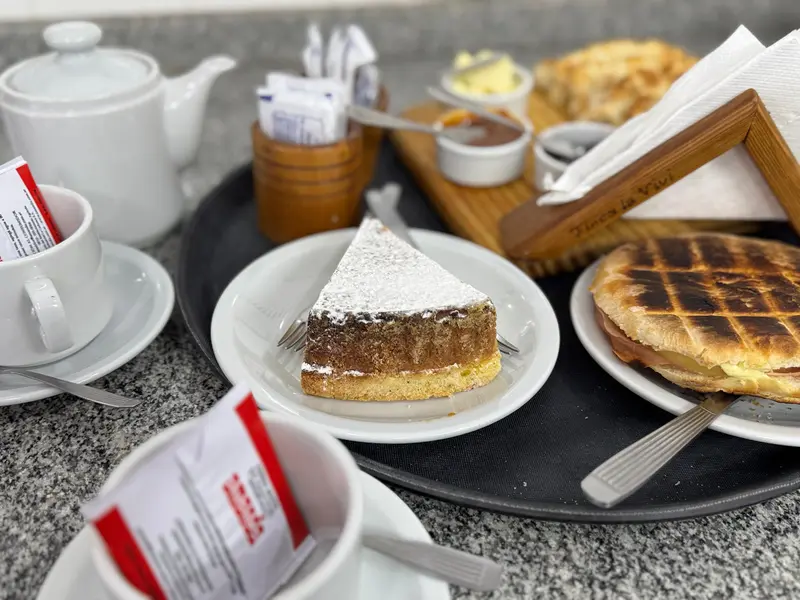 Merienda con torta casera y tostado en la casa de té