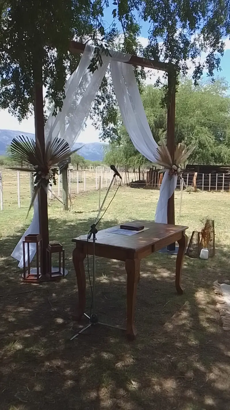 Altar para una ceremonia al aire libre en la finca