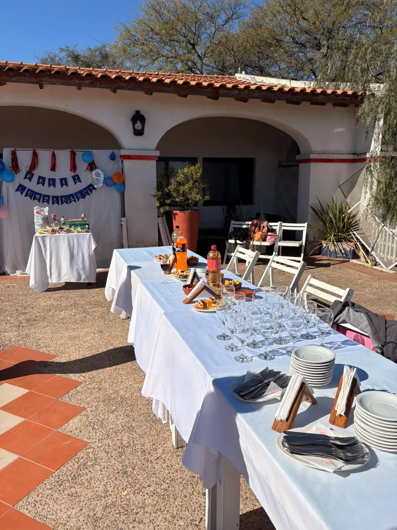 Mesa de cumpleaños infantil en la galería