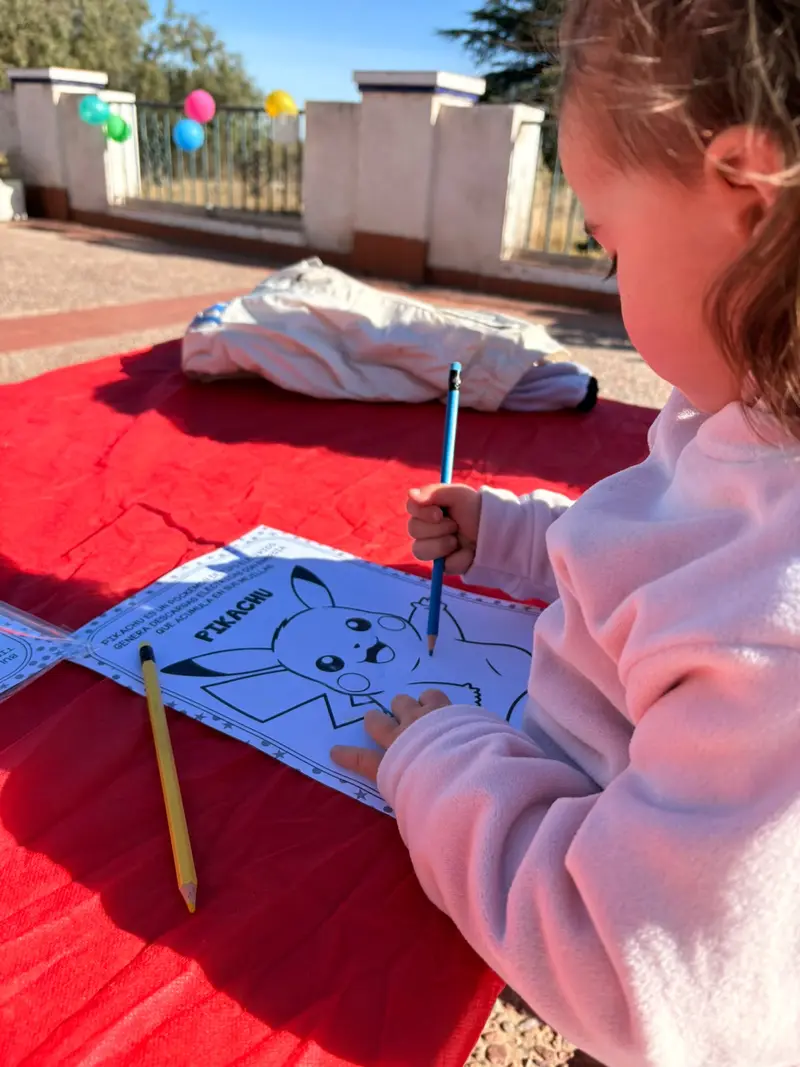 Nena pintando en un cumpleaños infantil en la finca