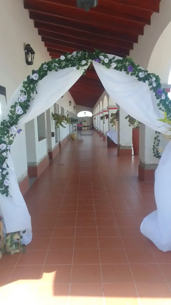 Galería con arcos del casco decorada con flores