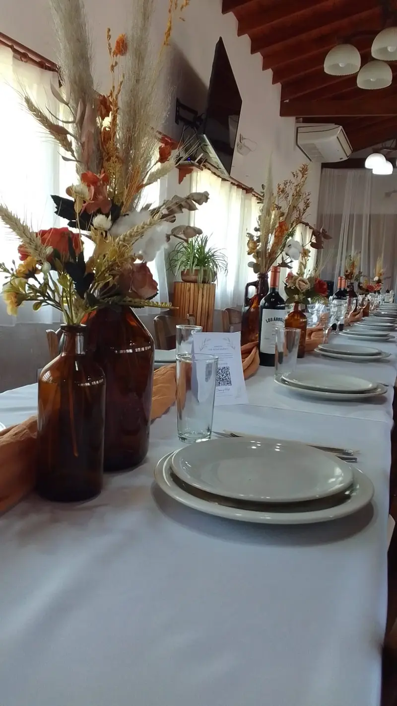Mesa larga con centro de flores secas