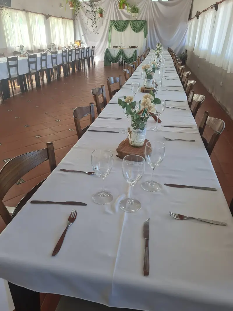 Mesa larga decorada en el salón para un encuentro