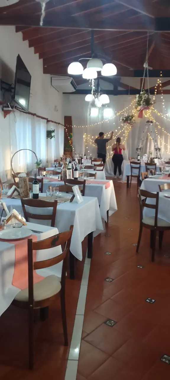 Salón decorado con luces para un evento