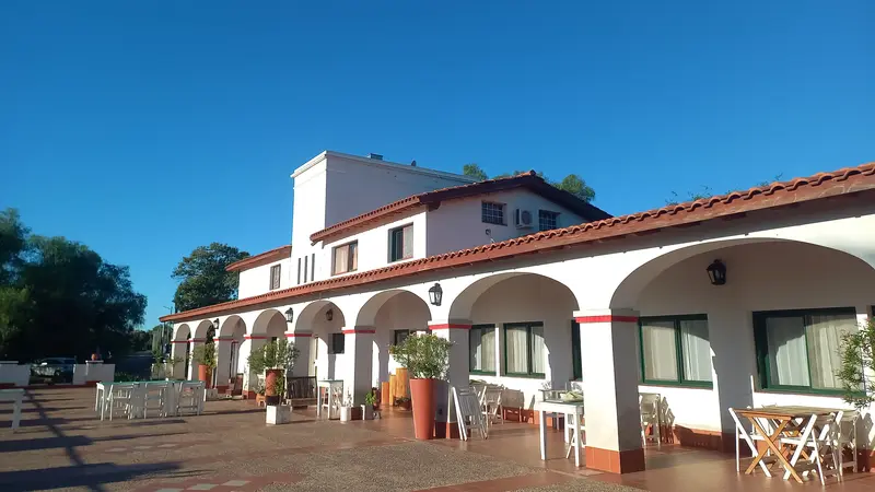 Casco de Finca La Vivi con su galería de arcos, en Merlo, San Luis