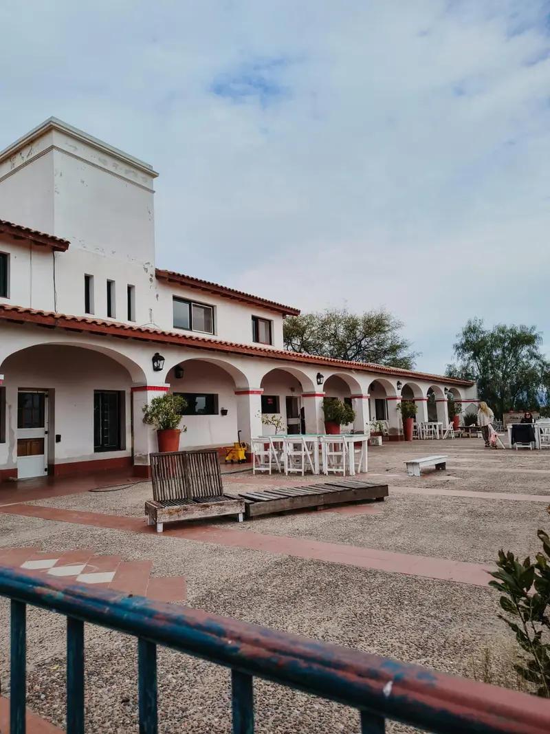 Casco principal y patio de la finca