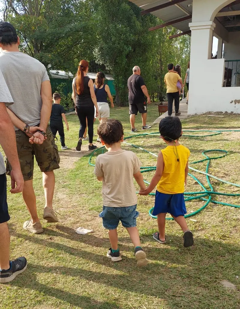 Familias recorriendo el parque de la finca