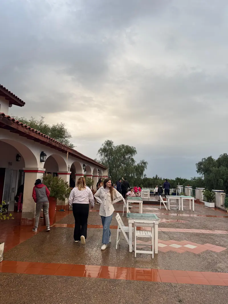 Visitantes en la galería exterior del casco de la finca