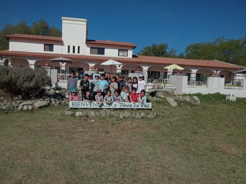 Grupo escolar frente al casco de la finca