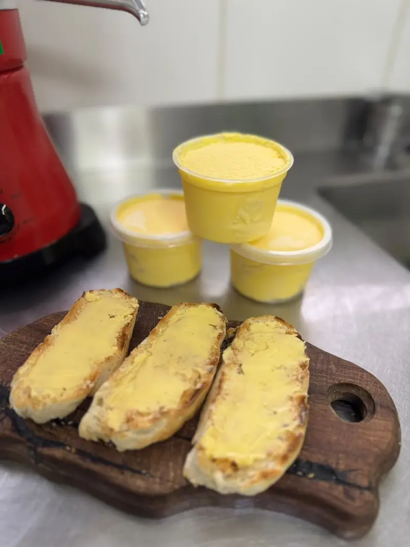 Manteca artesanal con tostadas