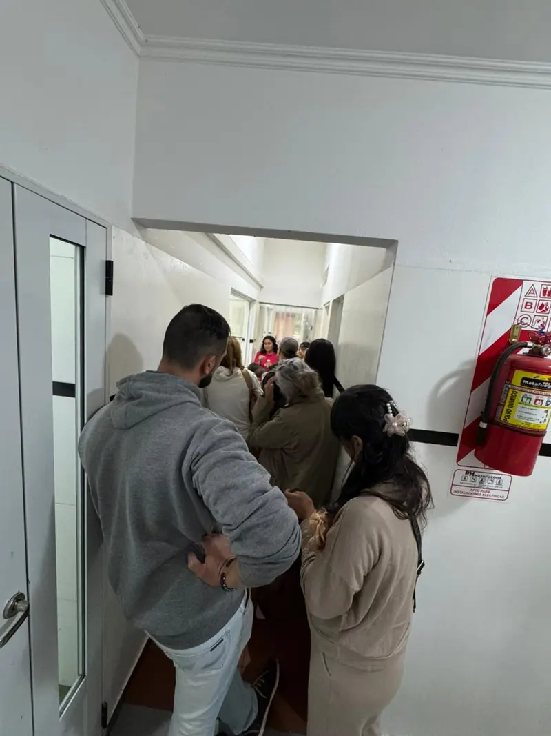 Visitantes ingresando a la fábrica de lácteos