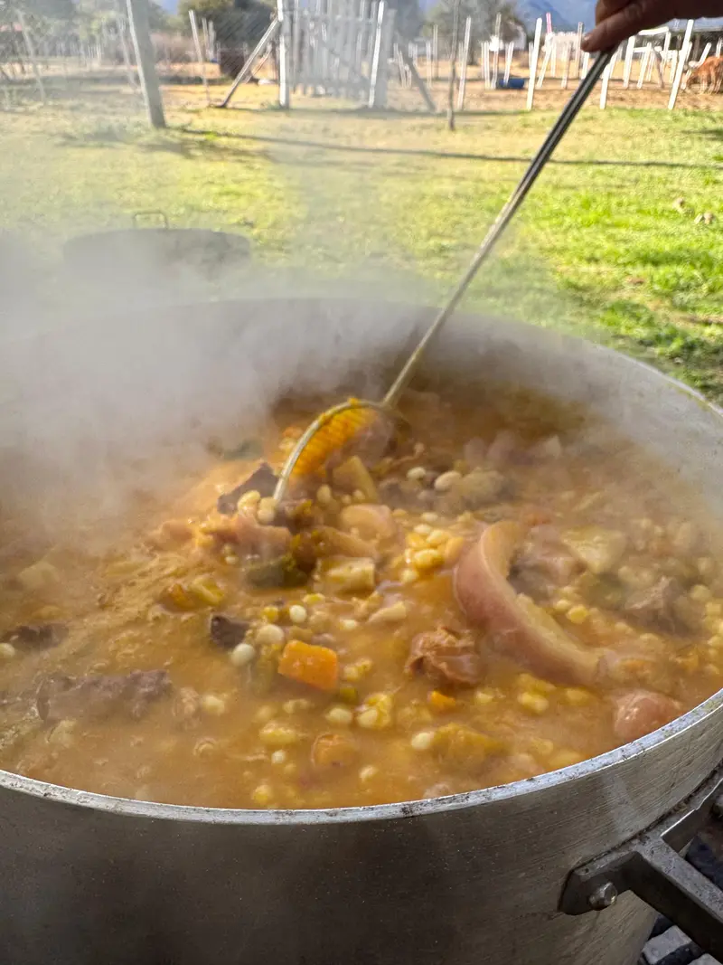 Locro patrio en olla a la leña