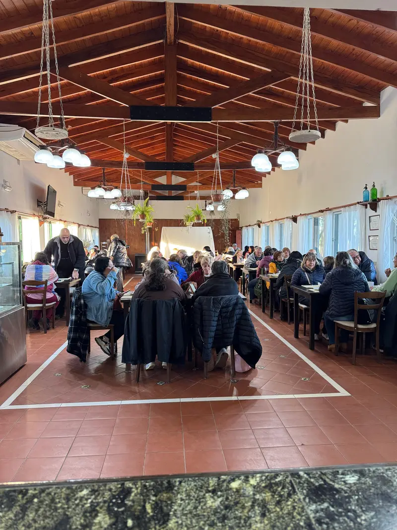Salón comedor de la casa de té con clientes