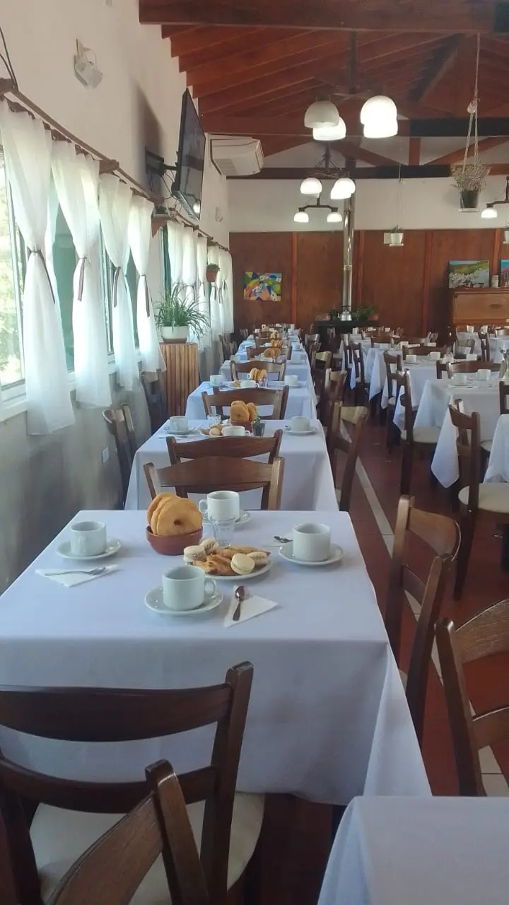 Mesas del salón preparadas para el desayuno