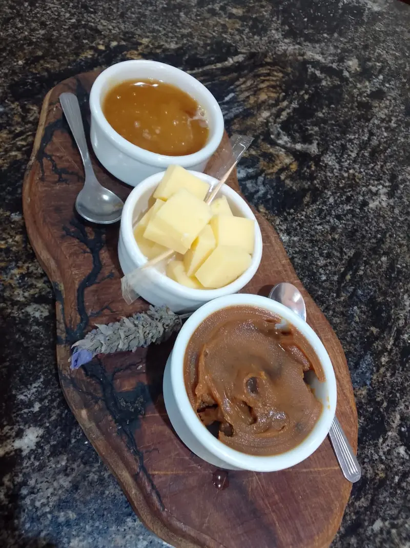 Tabla de la finca con queso, dulce de leche y miel