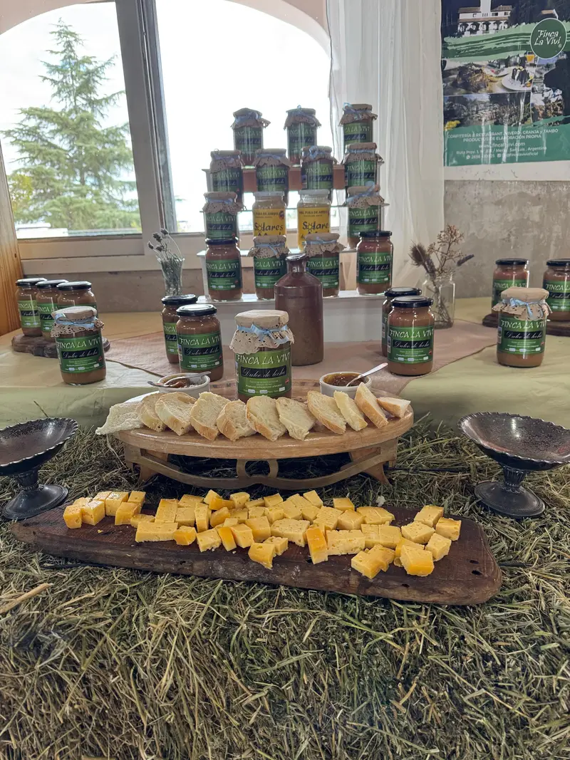 Exhibición de productos y degustación de quesos en la finca